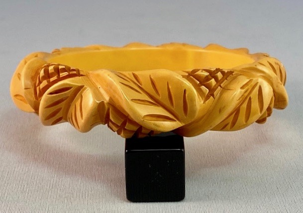 BB169 chunky leaf carved corn bakelite bangle 